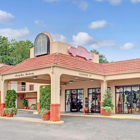 Days Inn By Wyndham Memphis At Graceland Exterior photo