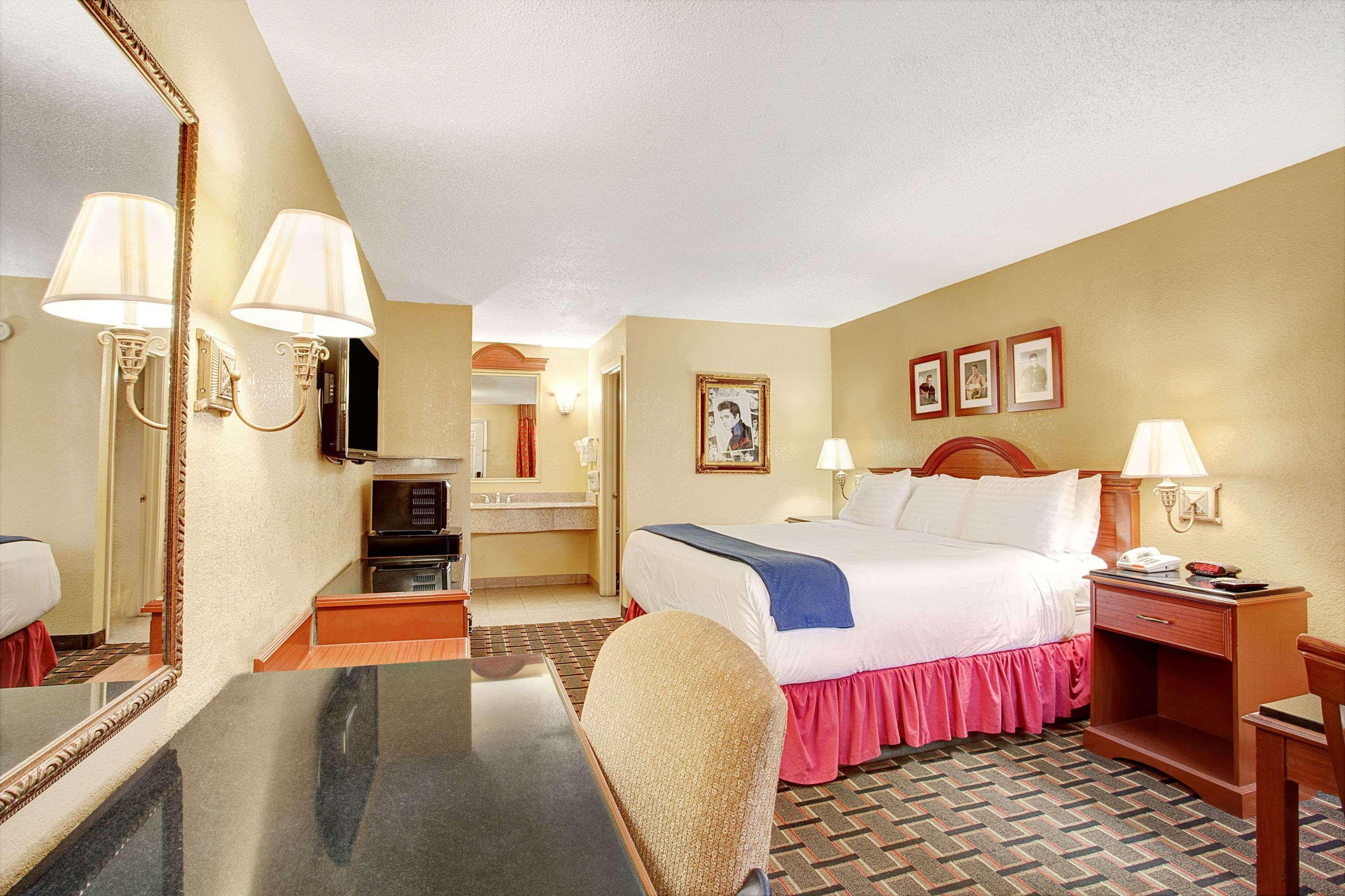 Days Inn By Wyndham Memphis At Graceland Exterior photo